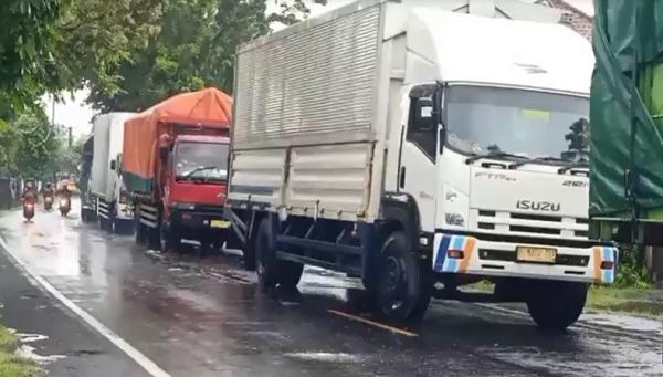 Antrean Truk Gilimanuk Antrean truk mengular akibat lumpuhnya jalur Denpasar-Gilimanuk. (Foto: iNewsTV/Nyoman Sudika)