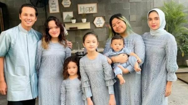 Artis yang punya anak angkat, Ussy Sulistiawaty Artis Punya Anak Angkat. (Foto: Instagram)