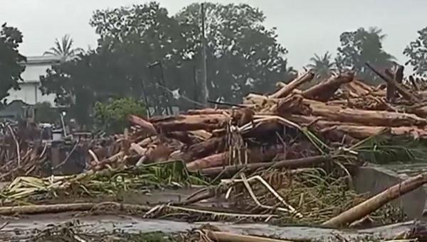 Jembatan tertutup kayu material banjir bandang. (Foto: iNewsTV/Nyoman Sudika)
