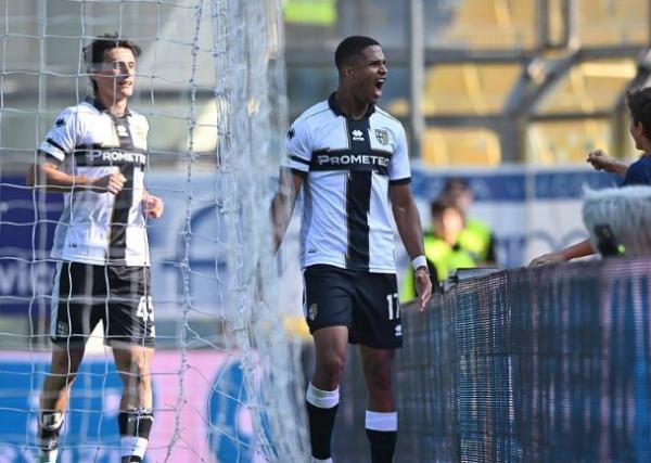 Jayden Oosterwolde Bek keturunan Indonesia yang membela Parma, Jayden Oosterwolde merayakan gol ke gawang Reggina dalam laga Liga Italia Serie B 2022/2023 di Stadion Ennio Tardini, Sabtu (15/10/2022). (Foto: Instagram/@jayden_oosterwolde)