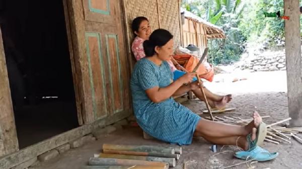 pelosok trenggalek2 Warga pelosok desa pedalaman Trenggalek bersantai di teras rumah sambil membuat kerajinan. (Foto: Youtube @tobilvlog).