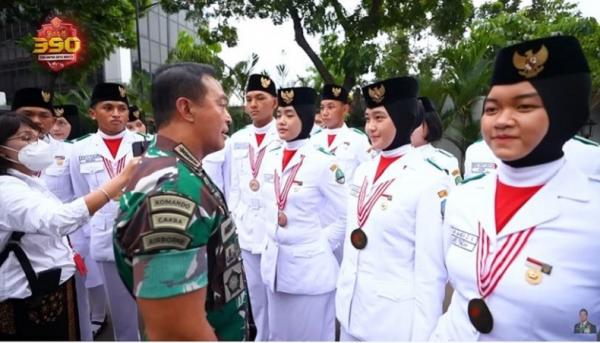 Panglima TNI Jenderal Andika Perkasa bertanya kepada anggota Paskibraka keturunan Jepang bernama Ayumi Sasaki. (Foto Youtube Jenderal Andika Perkasa).