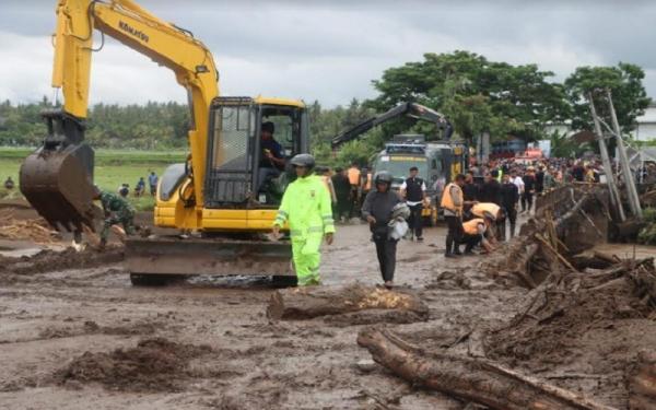 Banjir Bandang Bali Jembatan Biluk Poh sedang dibersihkan dari material banjir yang menutup jalan.