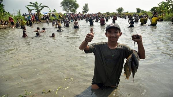 Kebudayaan Jawa Barat yang hampir punah, yakni marak lauk. (Foto: Istimewa)