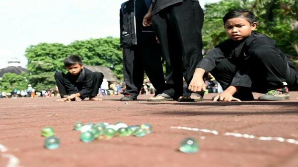  Maen kaleci salah satu bentuk kaulinan barudak menjadi yang mengandung unsur edukasi. Permainan anak-anak ini menjadi kebudayaan Jawa Barat yang hampir punah, sudah jarang lagi dimainkan. (Foto: Istimewa)