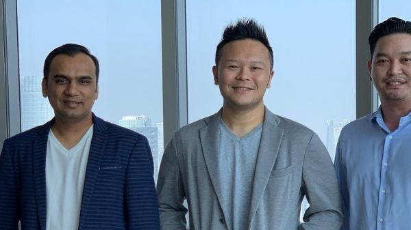 Kisah sukses Kopi Kenangan, Edward Tirtanata (tengah) dengan James Prananto (paling kanan) (Foto: Instagram) Kisah sukses Kopi Kenangan, Edward Tirtanata (tengah) dengan James Prananto (paling kanan) (Foto: Instagram)