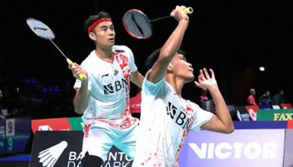 Ganda putra Indonesia, Bagas Maulana/Muhammad Shohibul Fikri hajar duo Malaysia, Man Wei Chong/Kai Wun Tee 22-20 dan 21-15 pada babak pertama Denmark Open 2022. (Foto: Twitter/@INABadminton)
