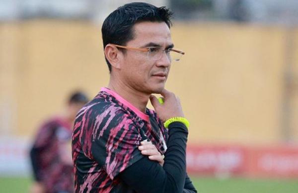 Kiatisuk Senamuang Kiatisuk Senamuang jadi kandidat pengganti Alexandre Polking sebagai pelatih Timnas Thailand. (Foto: Instagram/coach_zico)