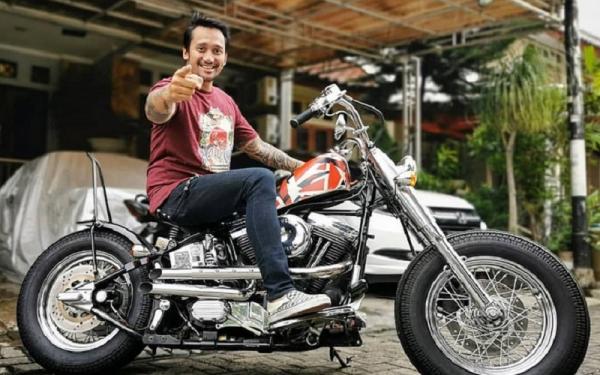Tora Sudiro di atas moge miliknya. (Foto: Instagram  @t_orasudi_ro)