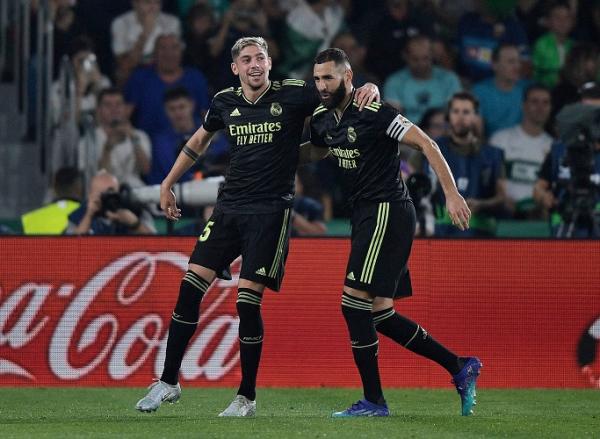 Pemain Real Madrid, Federico Valverde dan Karim Benzema merayakan gol ke gawang Elche dalam laga Liga Spanyol 2022/2023 di Stadion Manuel Martinez Valero, Kamis (20/10/2022). (Foto: REUTERS)