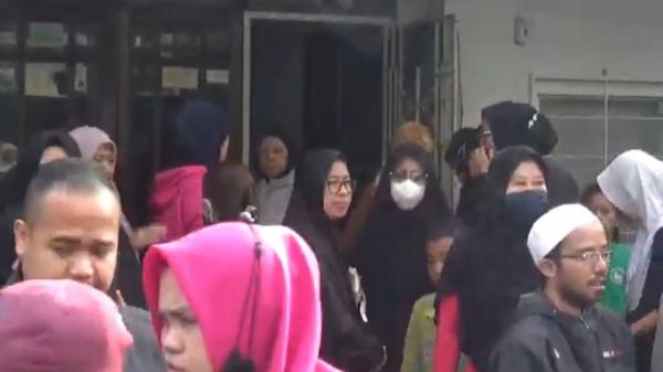Warga melayat ke rumah duka. (FOTO: iNews/YUWONO WAHYU)