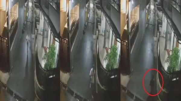 PEMBUNUHAN CIMAHI5 Pelaku seorang pria mengikuti korban (lingkaran merah) yang berjalan sendiri di gang. (FOTO: tangkapan layar rekaman CCTV)