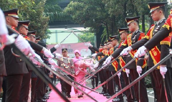 pisah sambut polda jatim Kapolda Jatim Irjen Pol Toni Hermanto saat acara pisah sambut, Kamis (20/10/2022). (foto: humaspoldajatim).