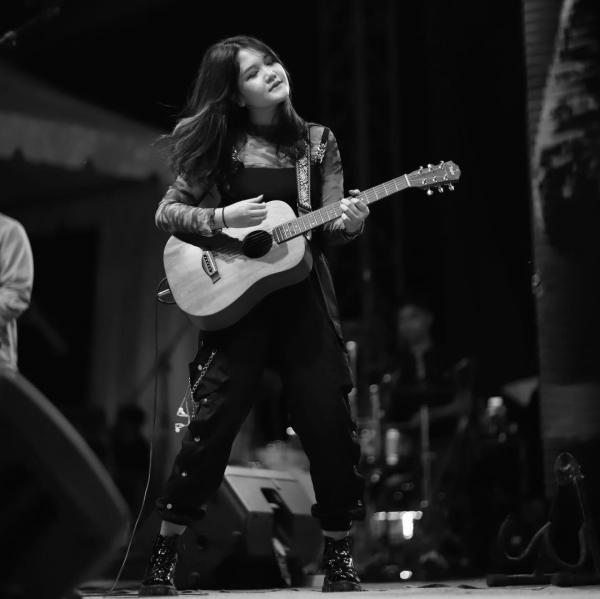 Artis cantik asal Lombok, Charisa Faith (Foto: Instagram)