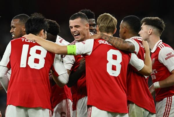 Gelandang Arsenal, Granit Xhaka tampak semringah merayakan gol ke gawang PS Eindhoven dalam laga Liga Europa 2022/2023 di Stadion Emirates, London, Jumat (21/10/2022). (Foto: REUTERS)