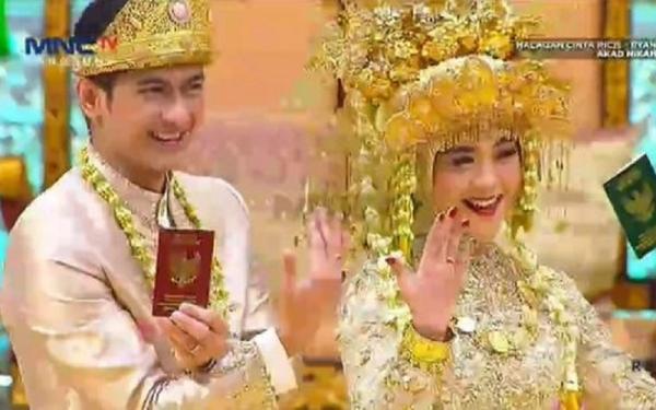 Ria Ricis arti yang menikah dengan adat palembang Ria Ricis juga masuk daftar artis yang menikah dengan adat Palembang. (Foto: Ist)