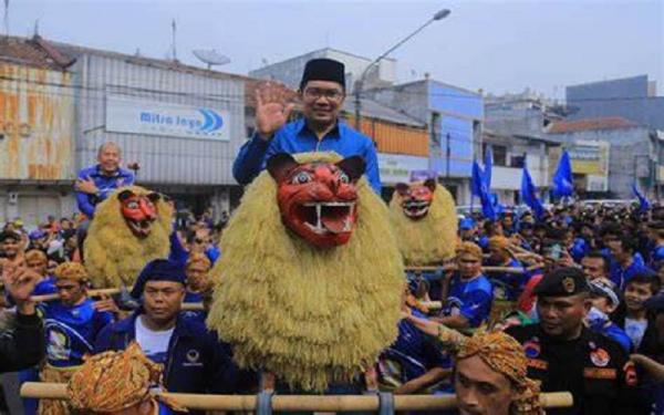 Gubernur Jabar Ridwan Kamil naik Sisingaan. (FOTO: Dok SINDO)