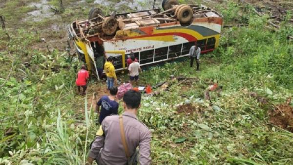 Evakuasi penumpang bus Putra Kembar. (Foto: Antara).