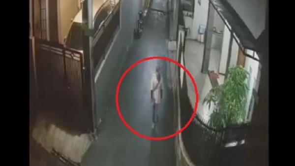 PEMBUNUHAN CIMAHI1 Pria terduga pelaku yang membunuh korban Shakila. Sosok terduga pelaku terekam kamera CCTV di lokasi kejadian. (FOTO: ISTIMEWA/TANGKAPAN LAYAR)