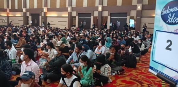 Ribuan peserta audisi Indonesian Idol 2022 di Medan rela antre. (Foto: MPI)