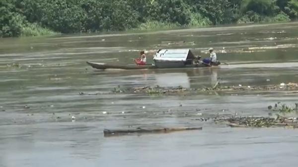 bengawan solo Perahu tradisional melintas di atas Sungai Bengawan Solo yang meluap, Minggu (23/10/2022). (foto: iNews.id/Dedi Mahdi).