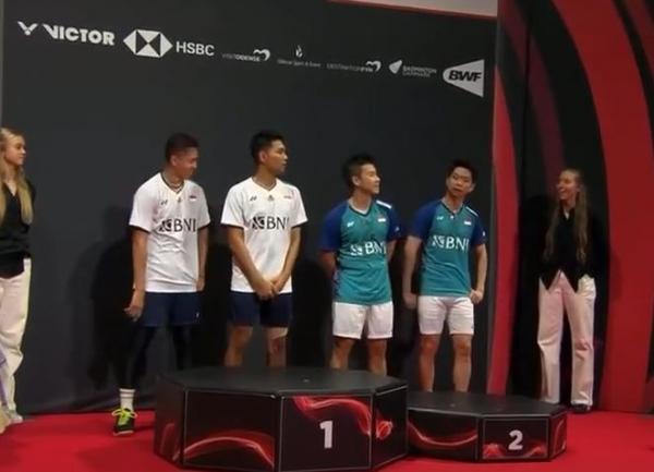 Fajar/Rian Kevin/Marcus Denmark Open 2022 Fajar/Rian dan Marcus/Kevin dibuat bingung MC turnamen karena salah sebut negara usai kedua pasangan bertanding di final Denmark Open 2022, Minggu (23/10/2022). (Foto: Twitter)