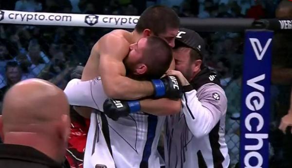Islam Makhachev Islam Makhachev juara kelas ringan UFC usai mengalahkan Charles Oliveira (Brasil) dalam pertarungan dua ronde pada UFC 280 (Foto: Ist)