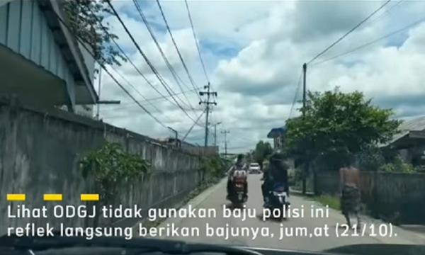 Polisi Lepas Seragam 2 Tangkapan layar polisi lepas seragam untuk menutupi perempuan ODGJ telanjang di jalan. (Foto: Instagram @lantaspolressingkawang)