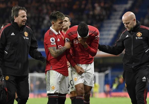 Varane mengalami nasib sial dalam laga yang berakhir imbang 1-1 di Stamford Bridge pada Sabtu (22/10/2022) malam WIB itu. Dia mengalami cedera hamstring setelah berbenturan dengan Pierre-Emerick Aubameyang pada menit 60. (Foto: REUTERS)