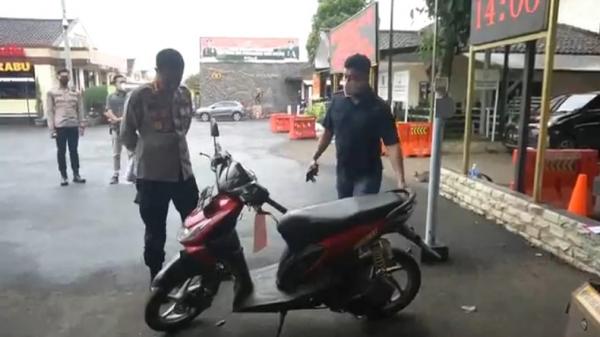 MOTOR PELAKU Motor Yamaha Mio merah yang dikendarai pelaku Ical saat beraksi di Jalan Mukodar, Cibeureum, Cimahi. (FOTO: iNews/YUWONO WAHYU)