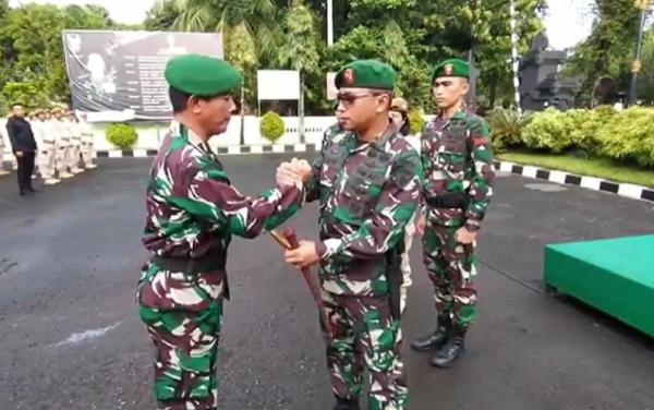 Peltu Dewa Agung Peltu Dewa Agung Putra Ardyasa (kiri) mendapat penghargaan dari Dandim 1611 Badung Kolonel Inf Dody Triyo Hadi. (Foto: Indira Arri)