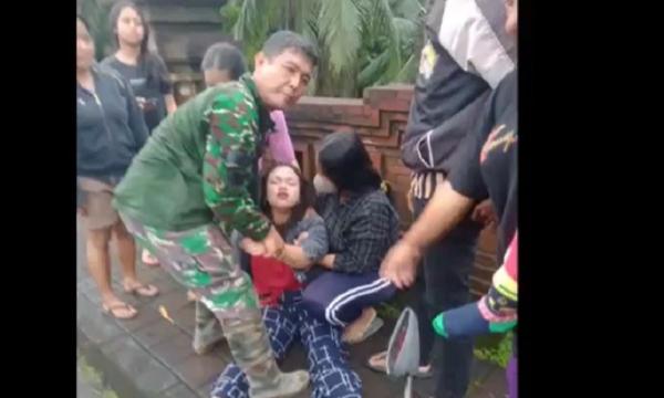 Peltu Dewa Agung 2 Warga membantu Peltu Dewa Agung Putra Ardyasa. (Foto: Indira Arri)