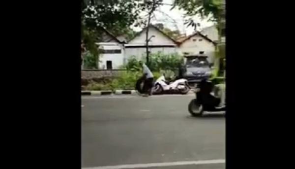 pencuri kabel ka Pelaku saat mengangkat gulungan kabel curian di Surabaya. (istimewa).