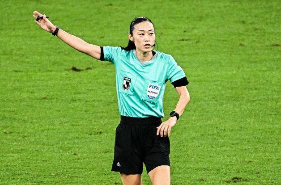 Yoshimi Yamashita Wasit wanita asal Jepang, Yoshimi Yamashita. (Foto: Twitter/@J_League_En)