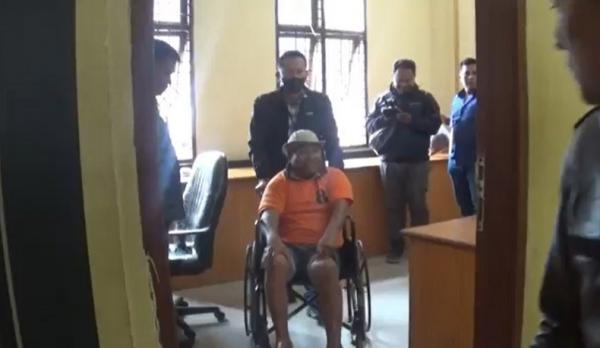 Mantan Anggota Dprd Karo Mantan Anggota DPRD Karo, Martin Luther Sinulingga diamankan di Polres Karo. (Foto: Eka Hetriansyah)