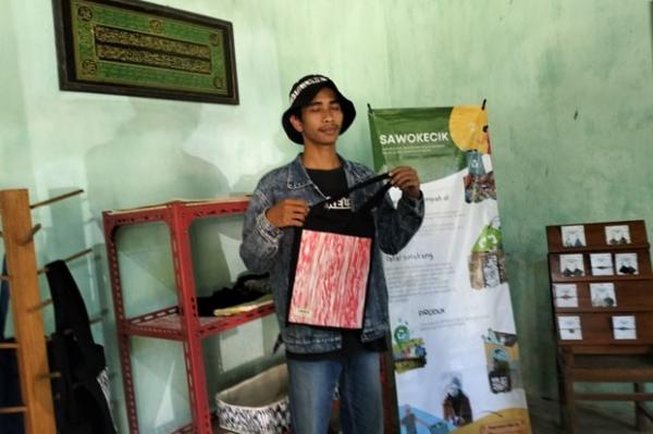 Tenun Plastik Dikko Andrey Kurniawan menunjukkan salah satu karyanya. (Foto : MPI/erfan erlin)