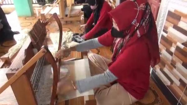 DAUN NANAS SUBANG3 Pekerja menenun benang dari limbah daun nanas. (FOTO: iNews/YUDY HERYAWAN JUANDA)