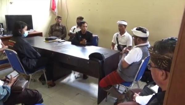 Pecinta Hewan Sujud 2 Pecinta hewan meminta maaf di kantor Desa Bedulu. (Foto: iNewsTV/Ketut Catur)