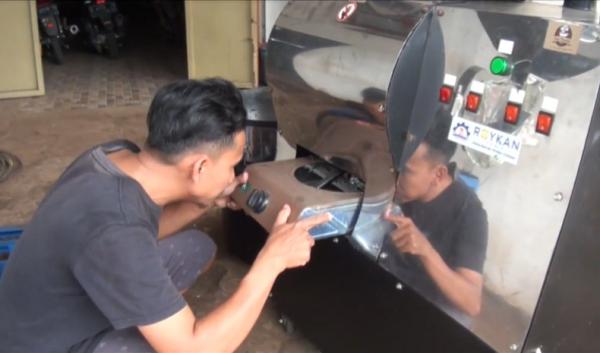 pemuda kreatif mjk Muhammad Anwar mengecek mesin roasting kopi buatannya, Rabu (26/10/2022). (sholahudin).