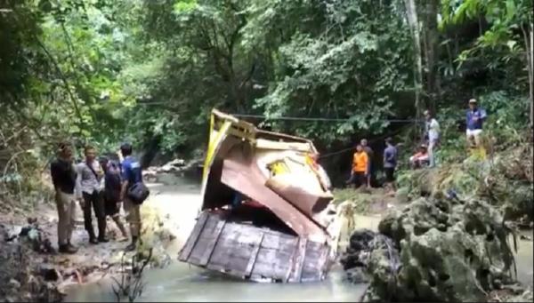 truk masuk sungai Kondisi truk berada di tengah sungai. (Roby Ridwan).