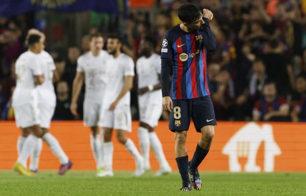 Barcelona turun kasta ke Liga Europa. (Foto: REUTERS/Albert Gea)