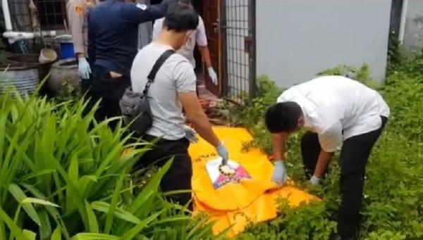 Evakuasi jenazah Tatung di Singkawang bernama Alip yang tewas berlumuran darah. (Foto: iNewsTV/Uun Yuniar)