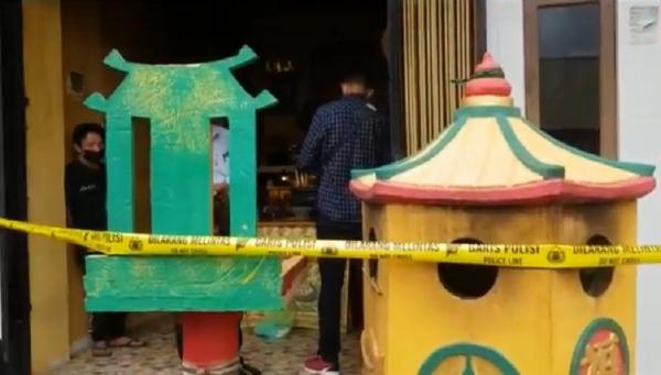 Tatung Singkawang Tewas Tatung Singkawang ditemukan tewas di rumahnya. (Foto: iNewsTV/Uun Yuniar)