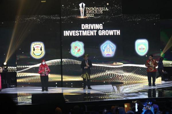 Wali Kota Lampung Indonesia Awards Wali Kota Bandar Lampung bersama peraih penghargaan lainnya di Indonesia Awards 2022. (Foto: dok Pemkot Bandar Lampung)