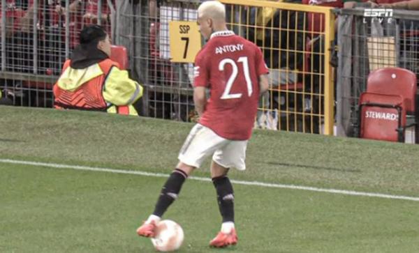 Antony pamer teknik spin saat Manchester United vs Sheriff Tiraspol pada matchday kelima Grup E Liga Europa, Jumat (28/10/2022) dini hari WIB. (Foto: Ist)