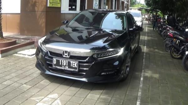 ANNE RATNA MOBIL1 Mobil Honda Accord hitam yang digunakan Bupati Purwakarta Anne Ratna Mustika. (FOTO: iNews/IRWAN)