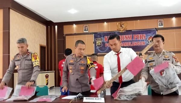Polres Sarolangan menangkap 3 pelaku pembunuhan siswa magang. (Foto: Nanang Fahrurozi)