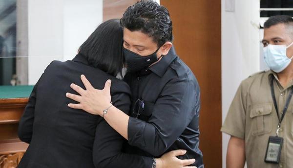 Fs Dan Pc 2 Ferdy Sambo dan Putri Candrawathi berpelukan jelang sidang. (Foto: Antara)