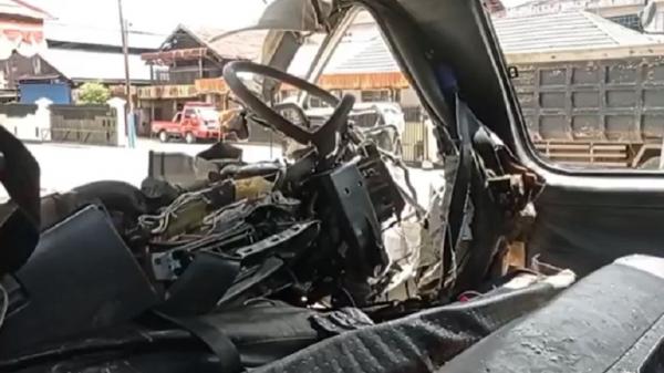 Penampakan Minibus Rombongan Umrah Kecelakaan 2 Penampakan Minibus Rombongan Umrah Kecelakaan di Banjar (Foto: iNews/Sairi)