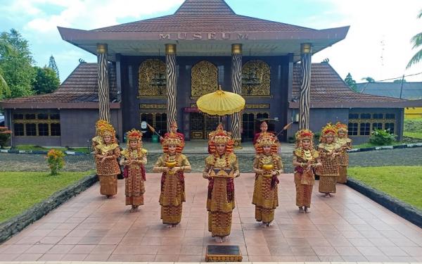 Tari Gending Sriwijaya1 Tari Gending Sriwijaya dengan satu penari utama di bagian depan membawa tepak. (Foto: giwang.sumselprov)